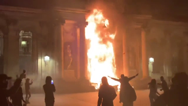 Imagini șocante în Franța. Protestatarii au incendiat primăria din Bordeaux. Sute de răniți și arestați GALERIE FOTO