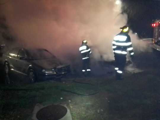 Trei mașini au fost distruse de un foc pus intenționat, în Râmnicu Vâlcea. Totul s-a întâmplat noaptea | FOTO
