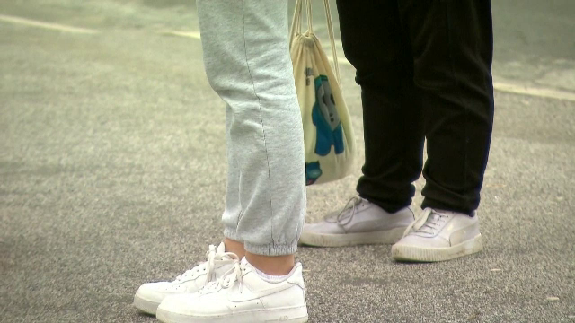O școală a interzis pantalonii de trening. Ce pățesc elevii care încalcă regula