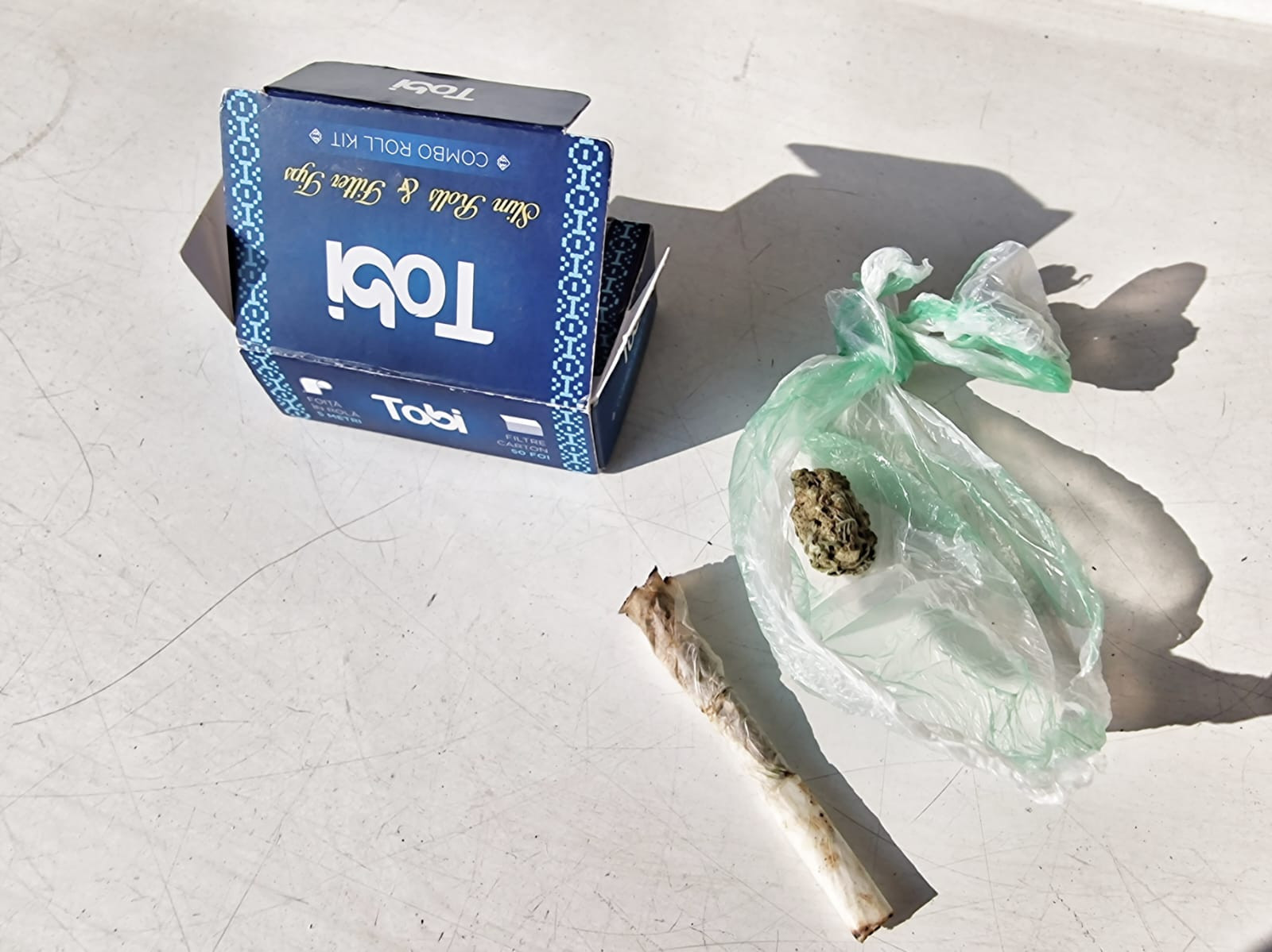 O adolescentă din Târgoviște a fost prinsă în timp ce consuma droguri lângă un liceu. Ce le-a spus jandarmilor