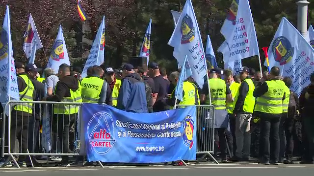 „Suntem sclavii incompetenţei voastre!”. Protest al polițiștilor și al militarilor rezerviști în București