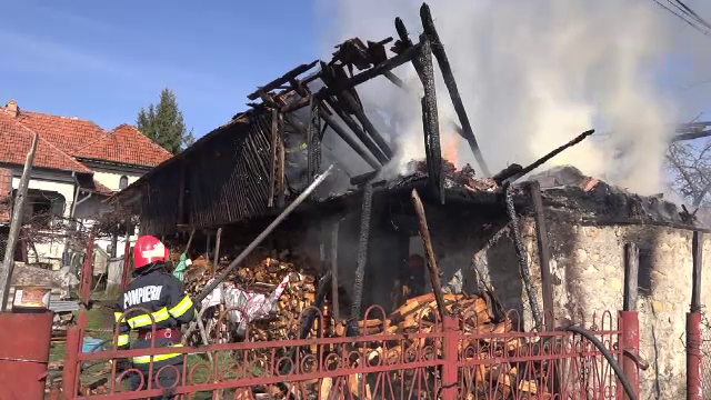 Un bărbat de 81 de ani din Argeș, care ar avea probleme psihice, şi-a dat foc la avere. A aprins circa 100.000 de lei