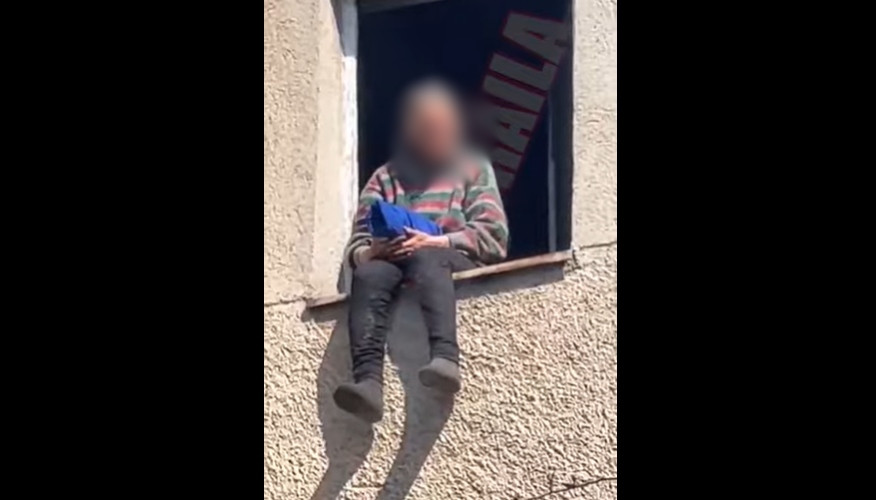 O bătrână a murit după ce s-a aruncat de la etajul 4 în timp ce negociatorul încerca să o oprească. Momentul a fost filmat