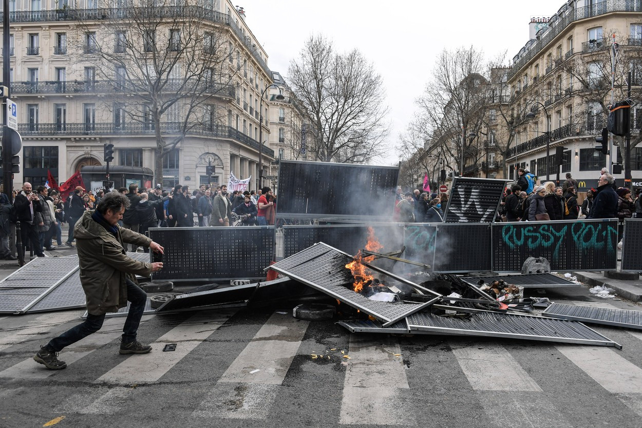 Franța, cuprinsă de anarhie. Sute de oameni au fost arestați în urma protestelor violente. Oamenii legii, grav răniți