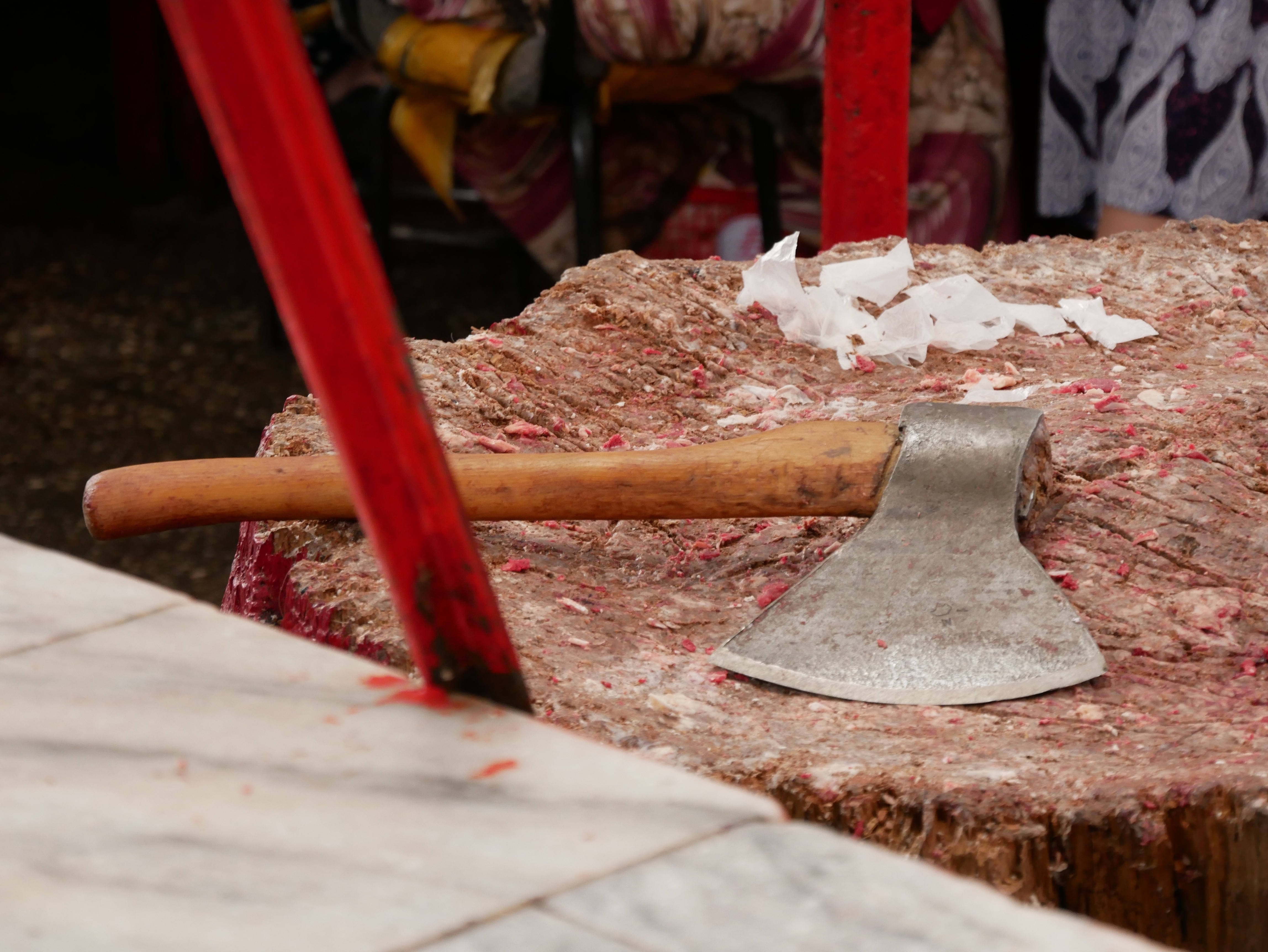 Un măcelar din Piatra-Neamț și-a fugărit patroana cu barda prin piață, pentru că nu-și primise salariul