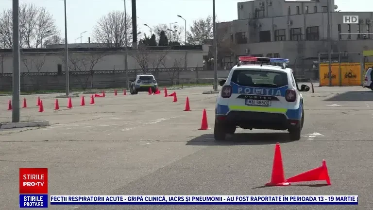 Elevii de liceu din Vaslui au asistat la o lecție de conducere defensivă într-un poligon auto, alături de polițiști