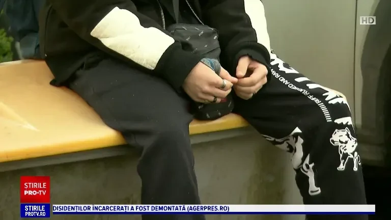 O școală a interzis pantalonii de trening. Ce pățesc elevii care încalcă regula