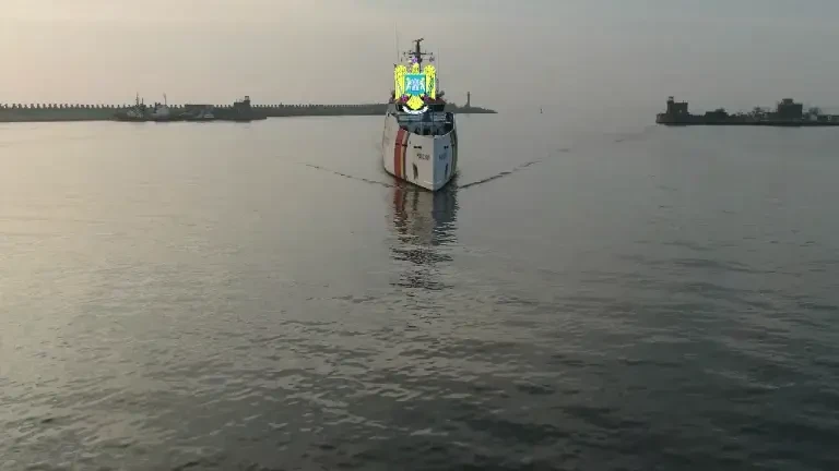 Trei nave bulgărești cu zeci de tone de calcan și de rechin de Marea Neagră, pescuiți ilegal, prinse în flagrant de români