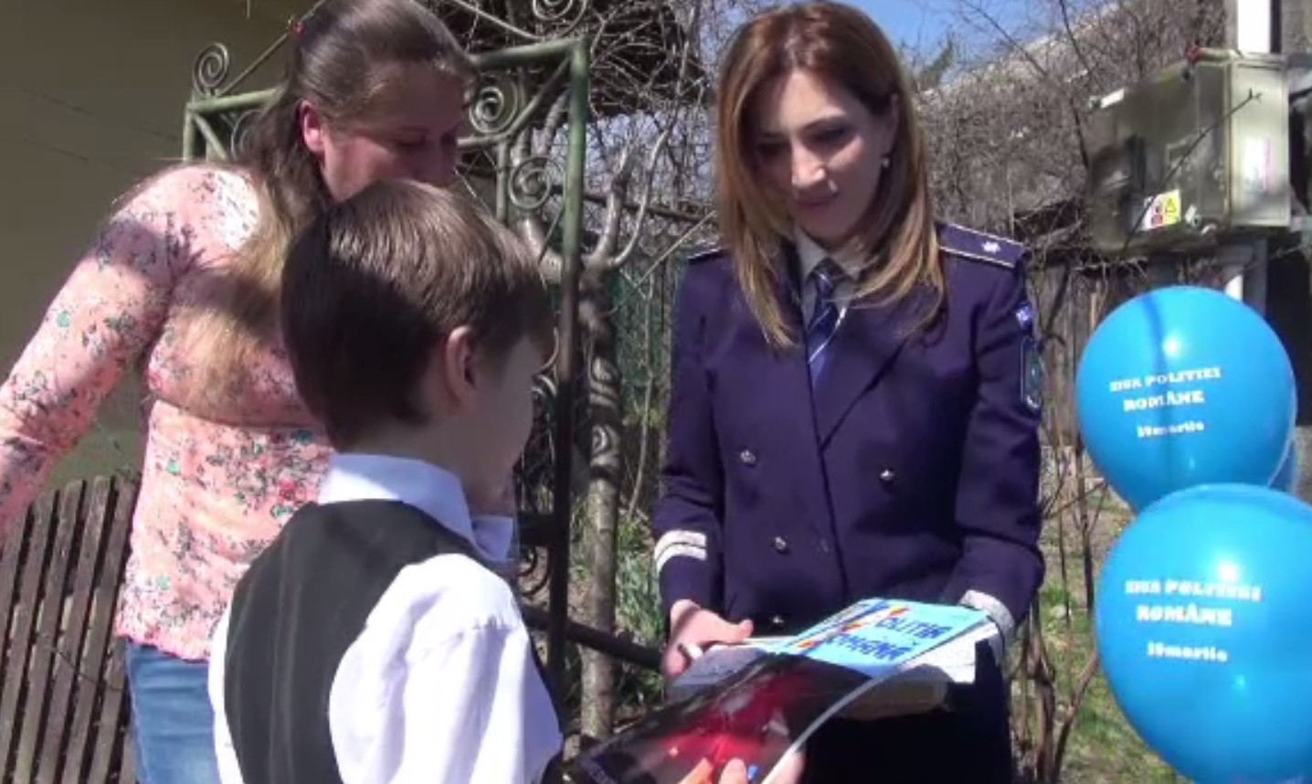 Bacău: Un băiețel de 10 ani, vizitat de polițiști chiar de ziua lui. Ce cadouri i-au oferit oamenii legii