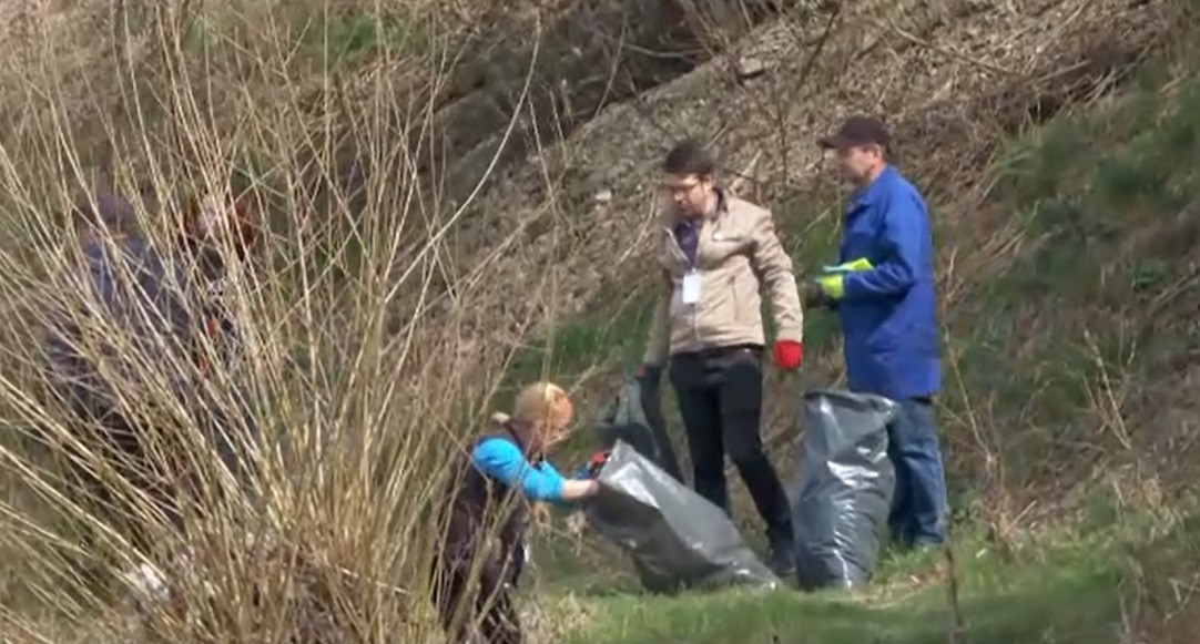 Bistrița: 400 de angajați ai Primăriei au curățat de gunoaie malurile râului care traversează orașul