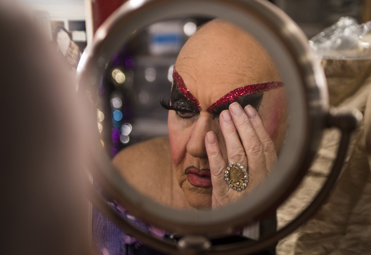 A murit legenda travesti. Cel mai bătrân drag queen din lume s-a stins la vârsta de 92 de ani | FOTO