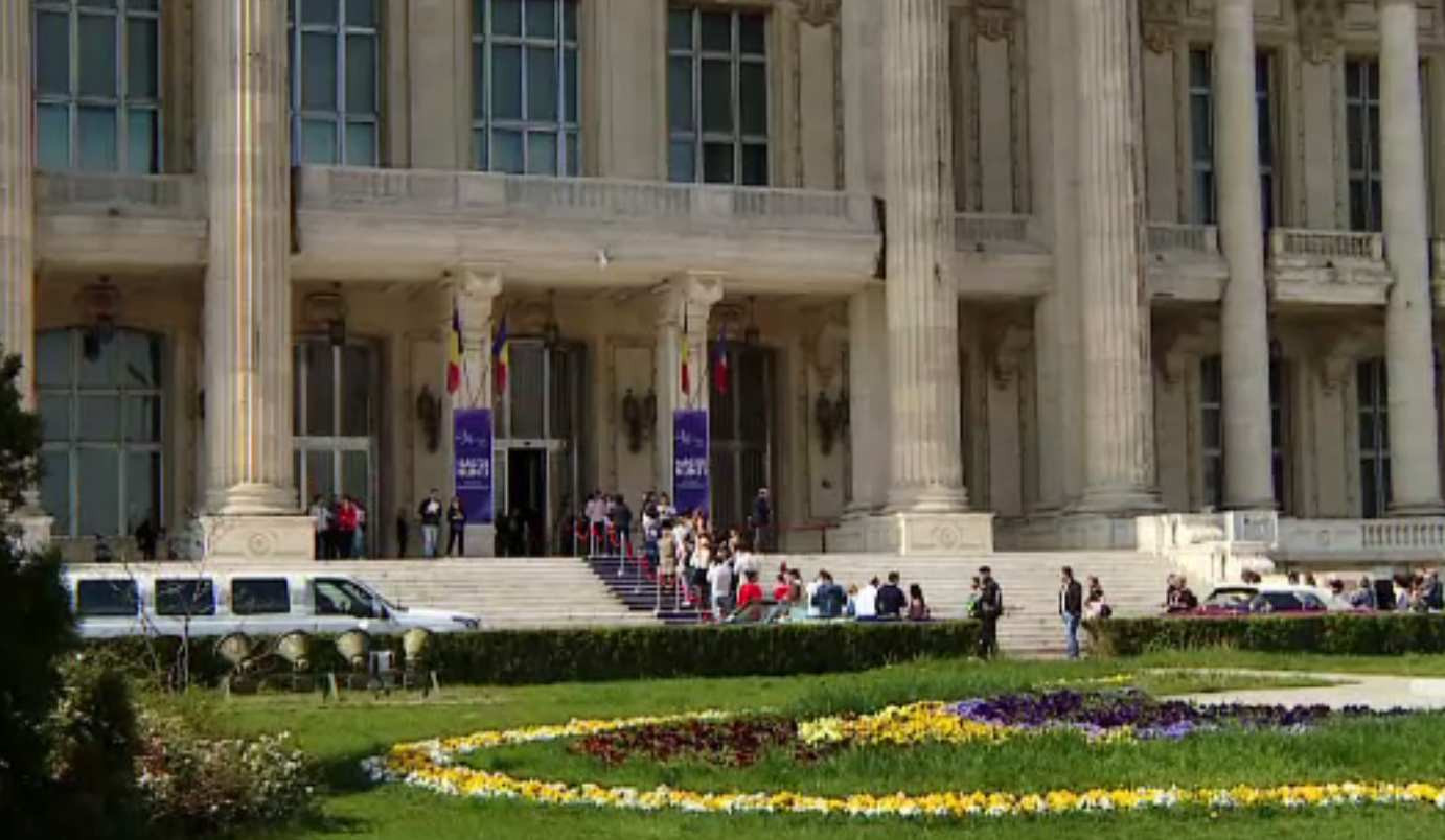 Târgul de nunți la Palatul Parlamentului, luat cu asalt de viitorii miri. Ce se caută acum