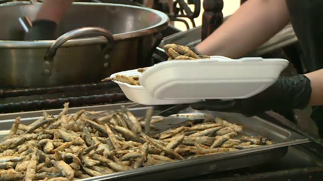 Românii au sărbătorit Buna Vestire la cozi pentru pește prăjit: ”Vreau și io, dă-mi și mie! Noi suntem mâncăcioși!”