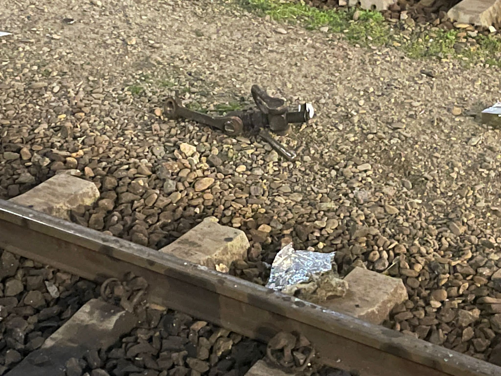 Accident feroviar în Gara Galați. O femeie conductor a murit, trei persoane sunt rănite după ce o locomotivă a lovit un tren