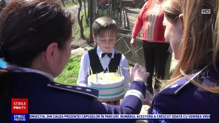 Bacău: Un băiețel de 10 ani, vizitat de polițiști chiar de ziua lui. Ce cadouri i-au oferit oamenii legii