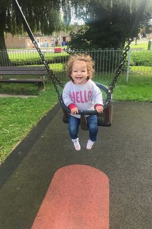 "A fost traumatizant". A crezut că fiica ei de 2 ani are un cap amuzant, dar a aflat că micuța suferă de o boală rară