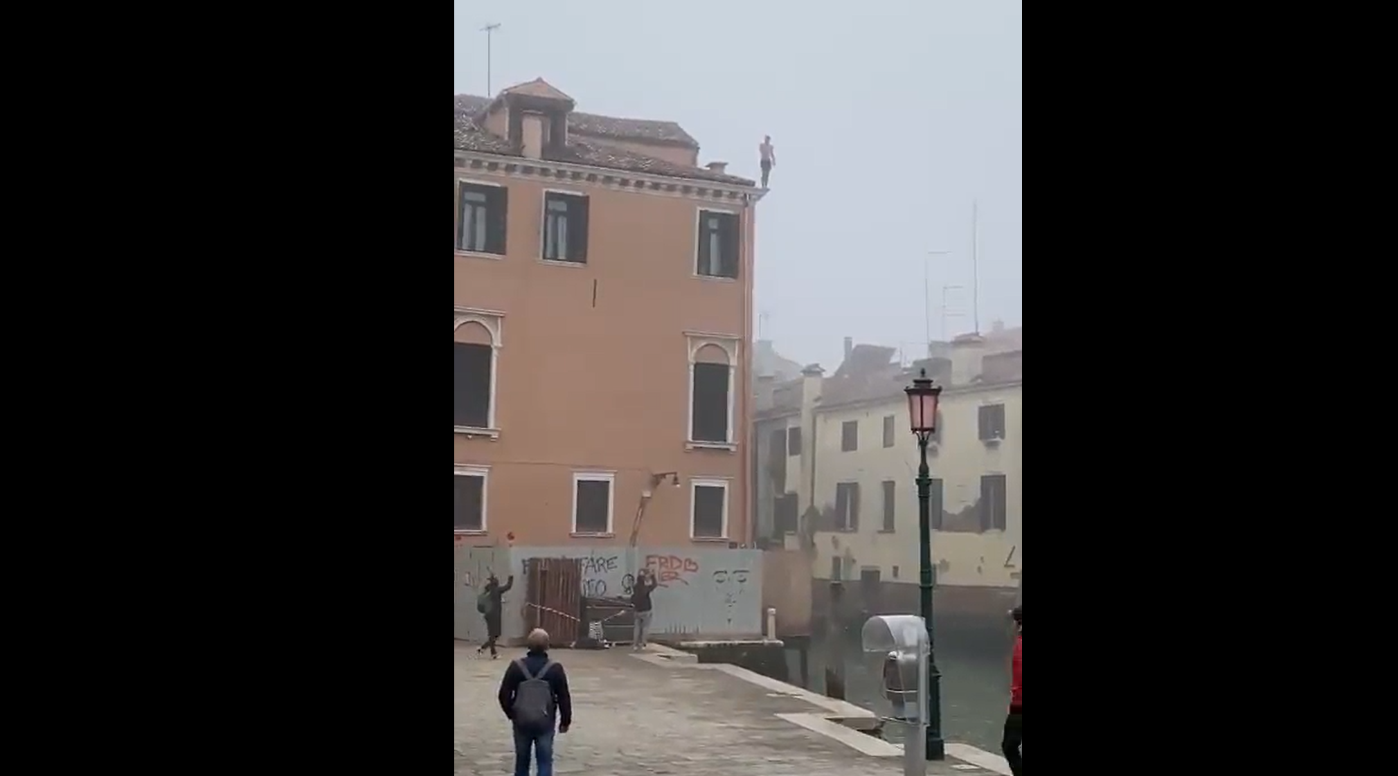 Autoritățile din Veneția caută un „idiot” care a sărit de pe o clădire într-un canal. „Merită un certificat de prostie”