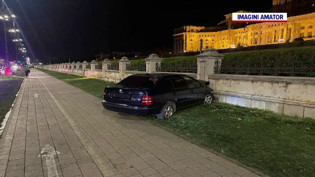 Un șofer imprudent s-a izbit de porțile Palatului Parlamentului. Ce a vrut să facă de fapt