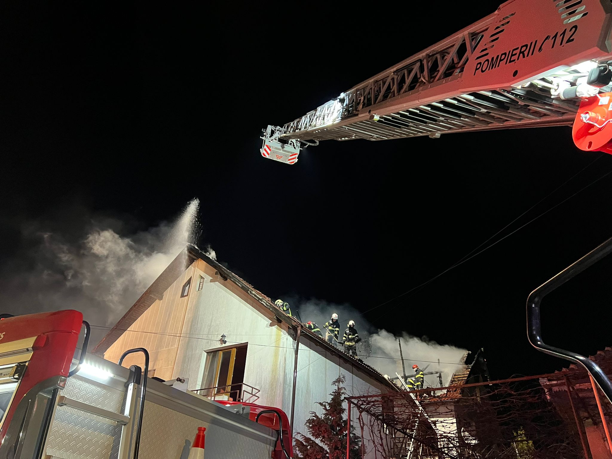 O pensionară a ars de vie în propria casă. Incendiul a pornit din cauza unor improvizații electrice | FOTO