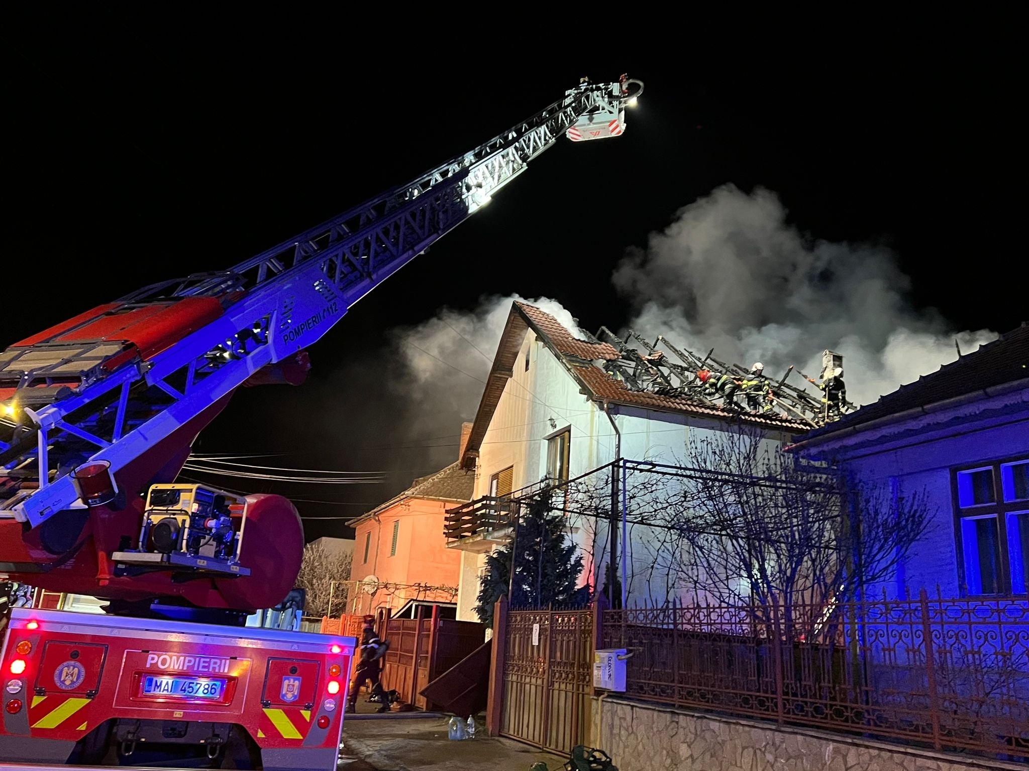 casa incendiu pompieri