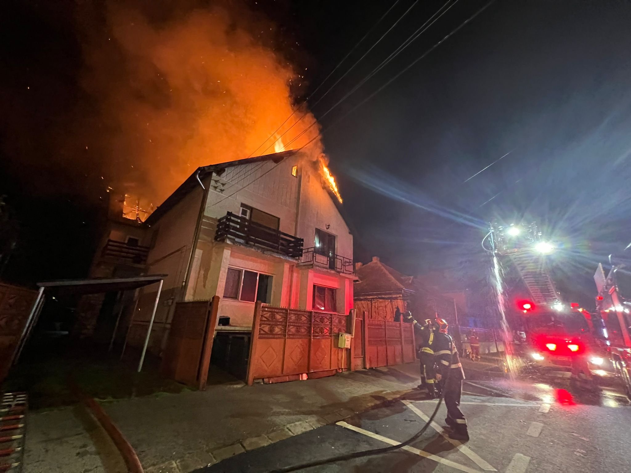 casa incendiu pompieri