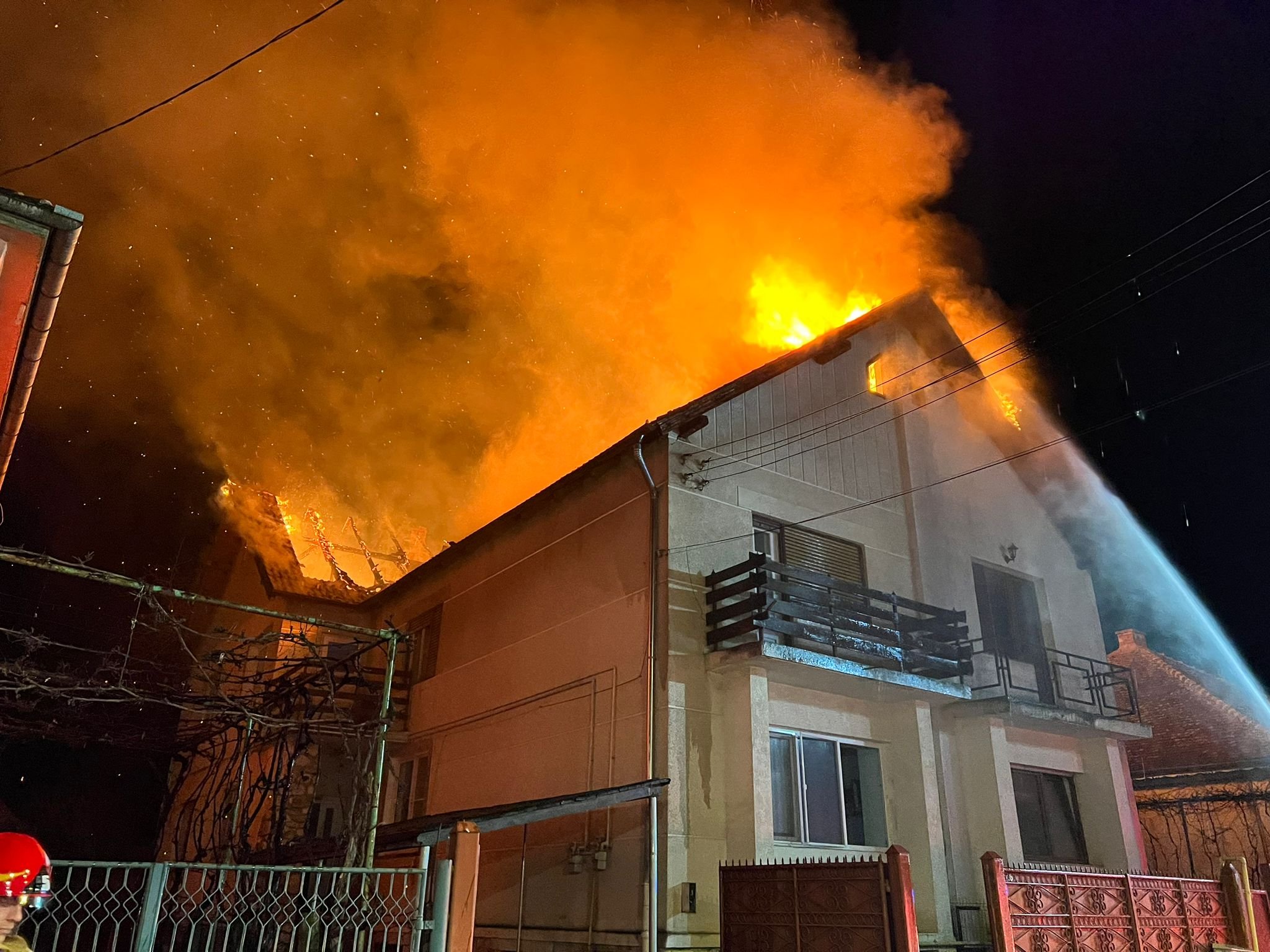casa incendiu pompieri