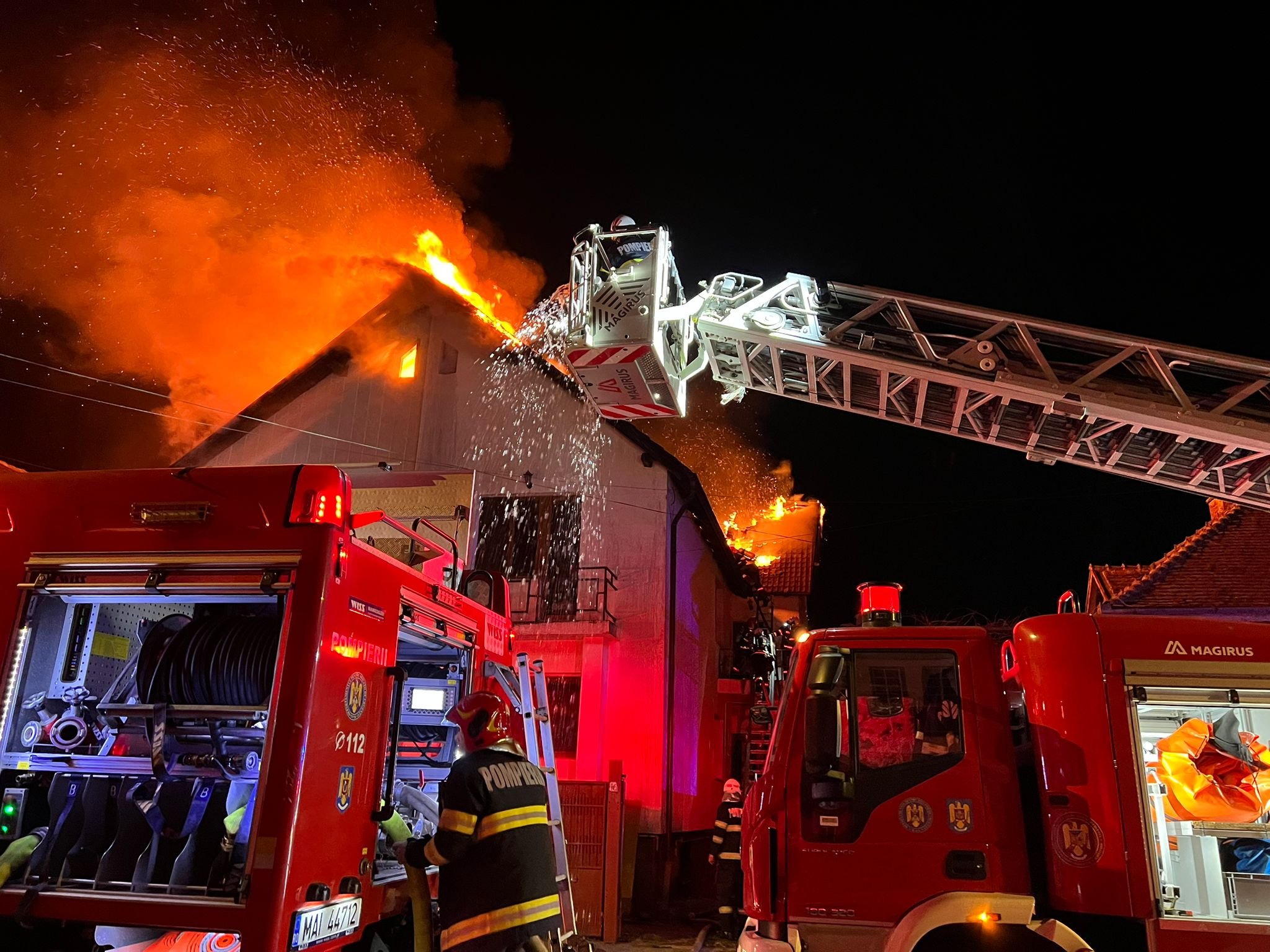 casa incendiu pompieri