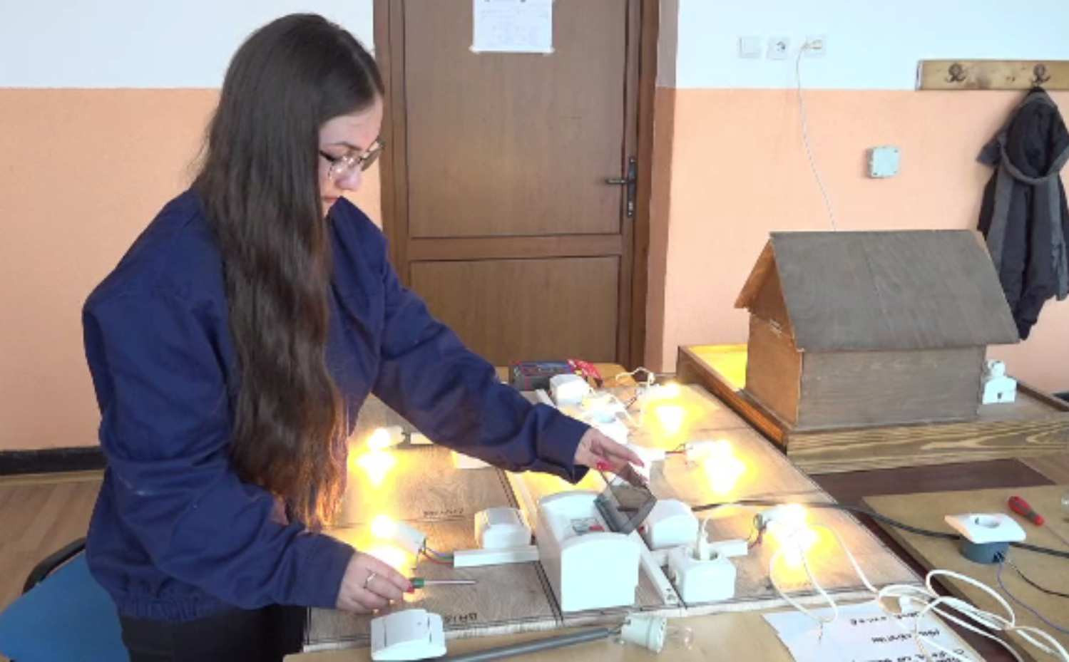 Fetele care învață meserii de băieți: Sudor, electrician, tinichigiu sau vopsitor auto. „Au mai multă răbdare”