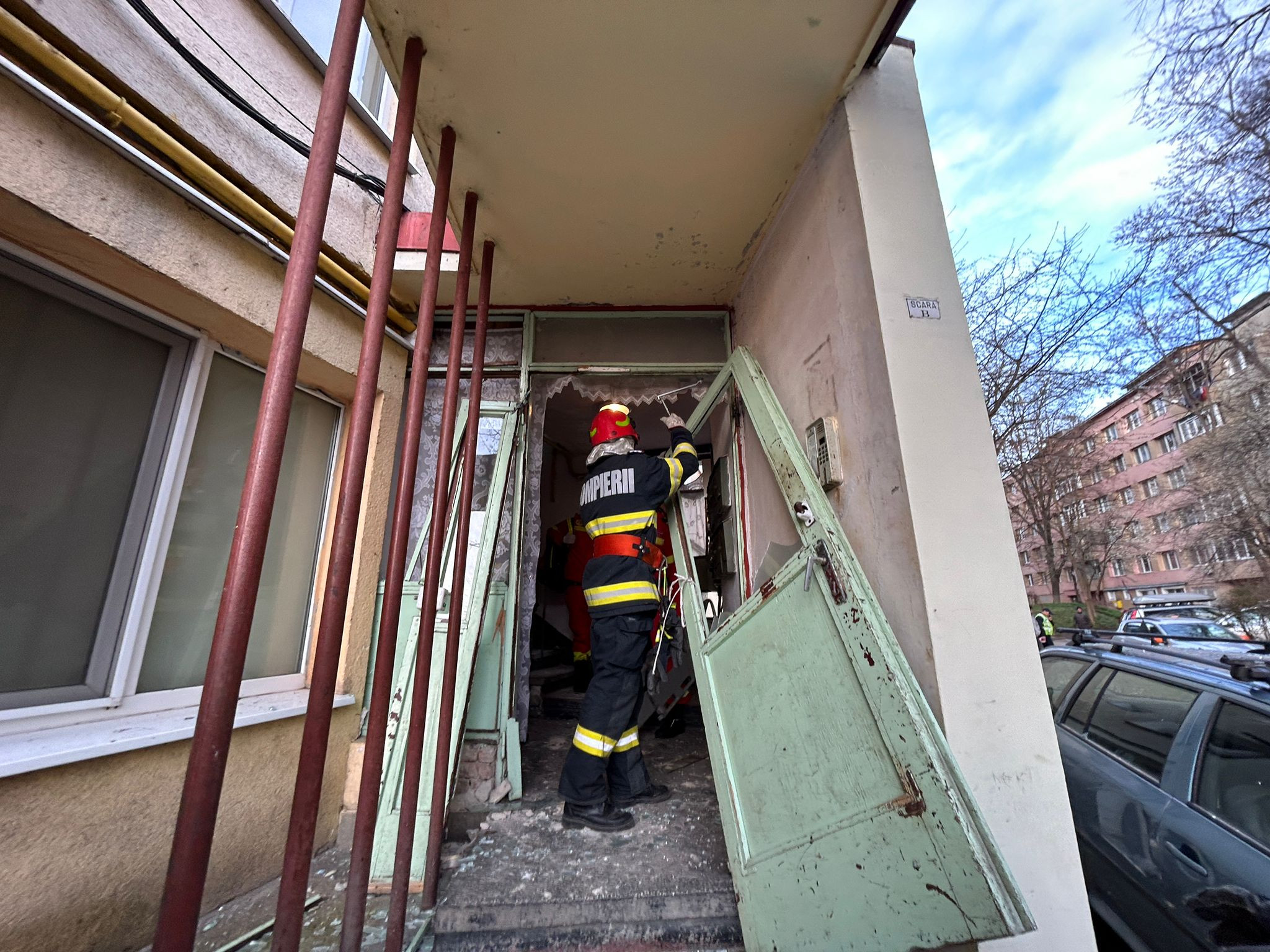 Explozie la un apartament din Suceava: Un bătrân în vârstă de 86 de ani a fost rănit | FOTO