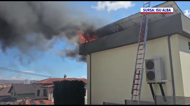 Panouri fotovoltaice de pe acoperișul unei case din Alba, distruse de flăcări. De la ce a pornit incendiul
