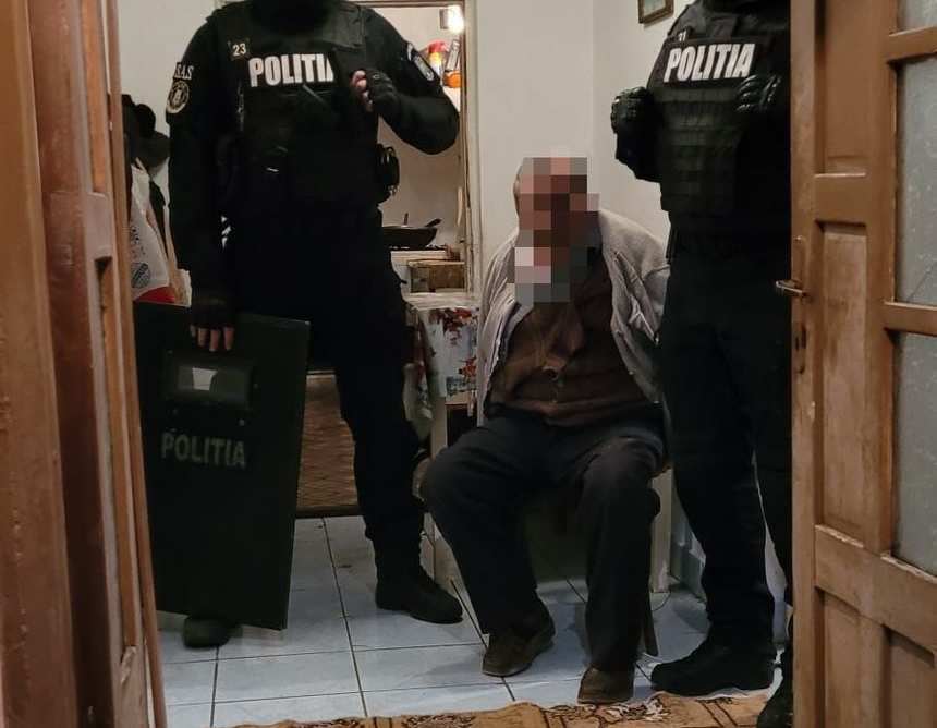 Fetiță de 4 ani sechestrată într-un beci din Neamț chiar de către tatăl ei. Acesta amenința polițiștii cu un topor în mână