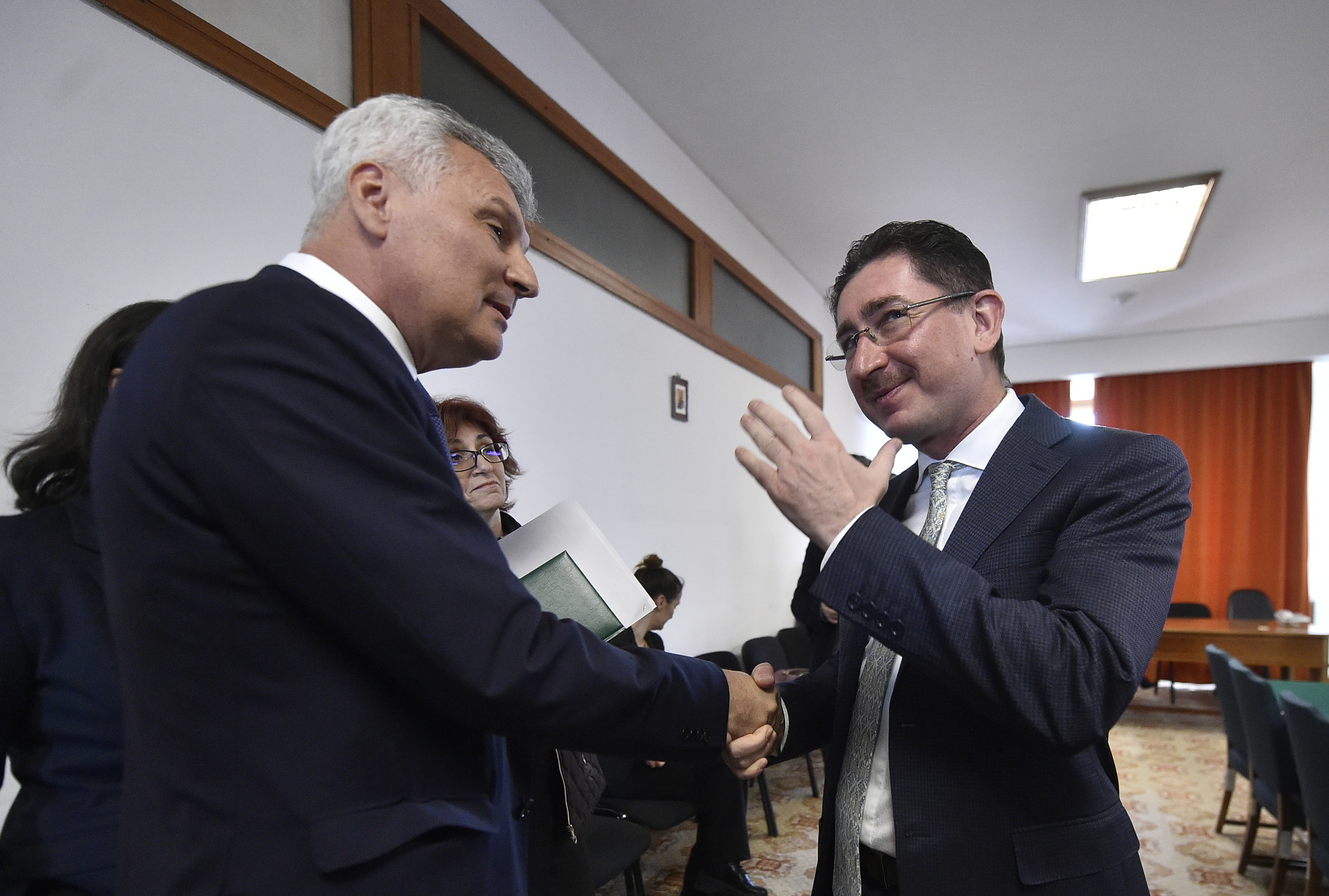 Scandal la audierea președintelui Consiliului Concurenței: ”Aveţi două bombiţe mari sub scaun. Le ştiţi, le simţiţi?”