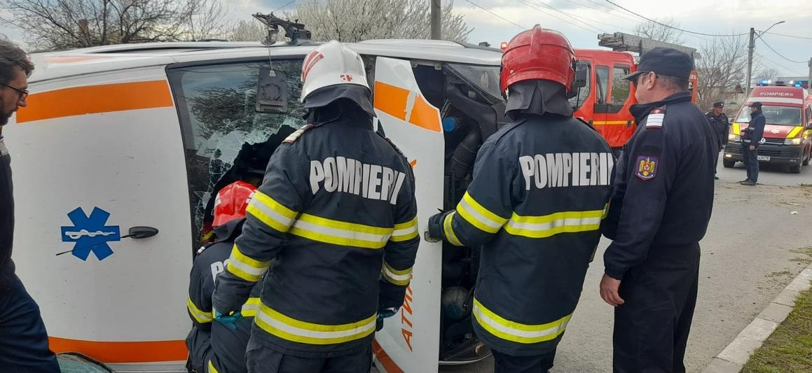 Ambulanţă răsturnată Ialomiţa