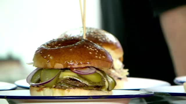 Românii comandă mai puțină mâncare acasă. Un hamburger de 27 de lei costă 48 de lei la livrare