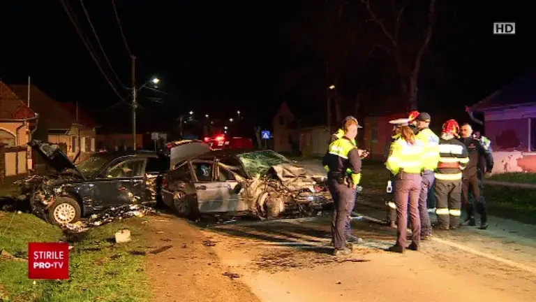 Tragedie pe o șosea din Mureș. Pasagerul unei mașini a murit nevinovat. O victimă se rezemase de un stâlp