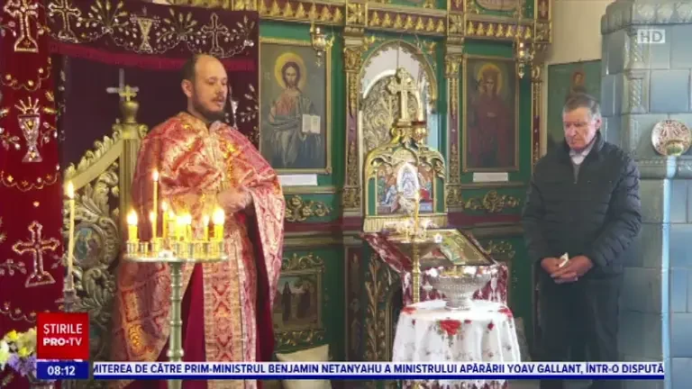 După slujbă pleacă la colectat de gunoaie. Cum au fost convinși enoriașii dintr-o comună din Iași să recicleze