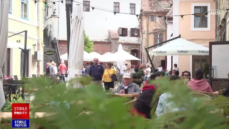 Românii comandă mai puțină mâncare acasă. Un hamburger de 27 de lei costă 48 de lei la livrare