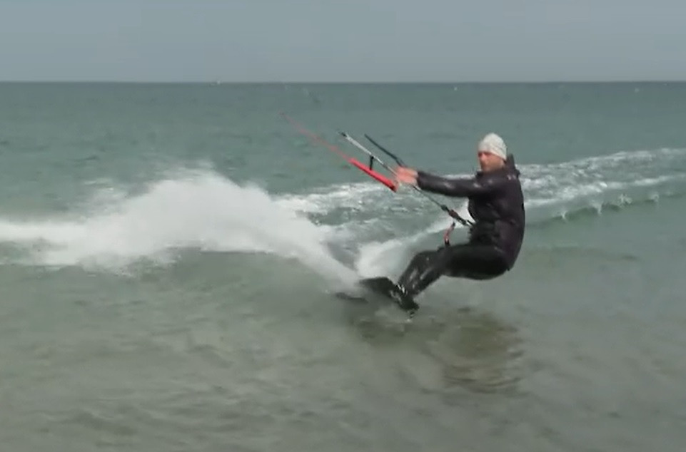 Pasionații de sporturi nautice au luat cu asalt plaja din Constanța. Cum s-au distrat pe marea agitată