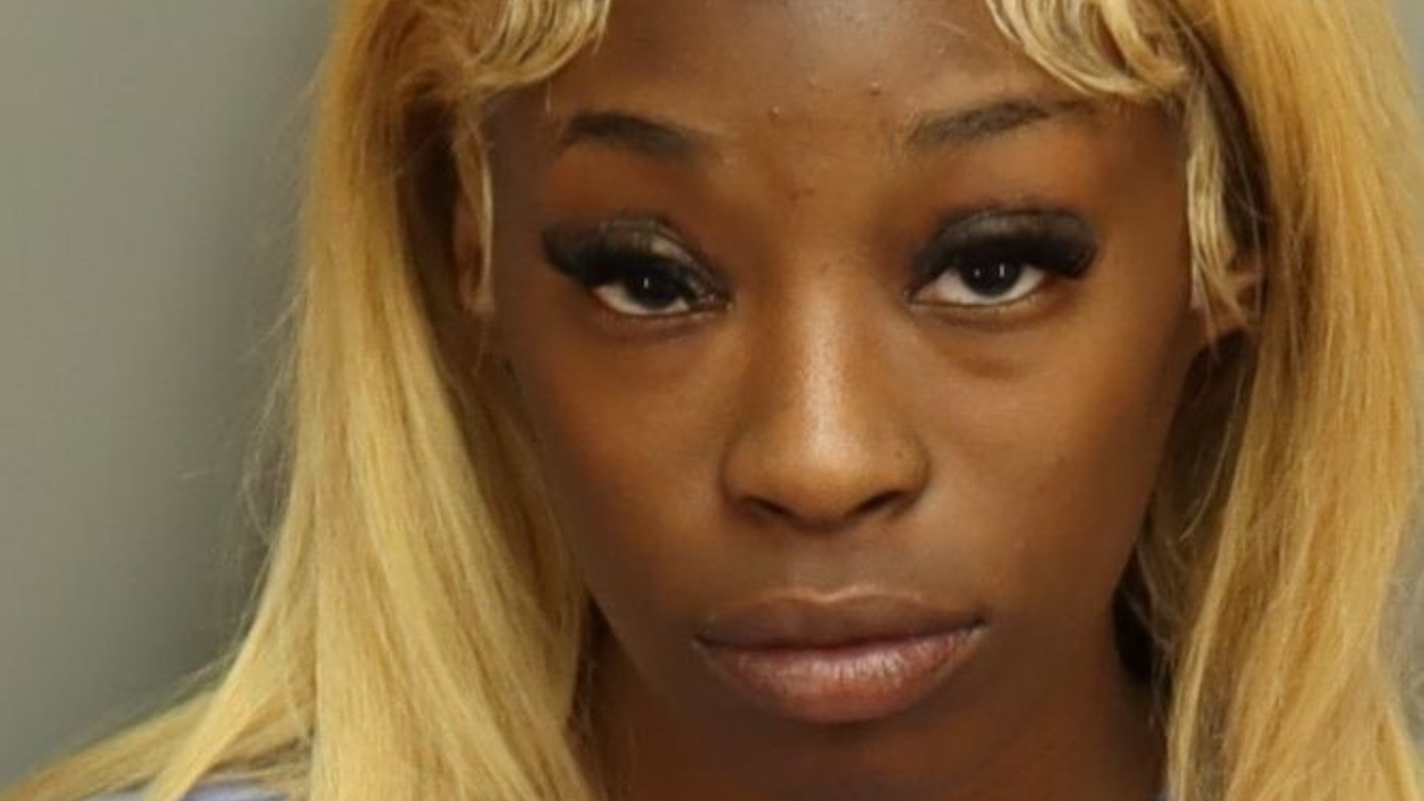 O tânără de 17 ani i-a dat să fumeze marijuana unui bebeluș. Individa a filmat totul