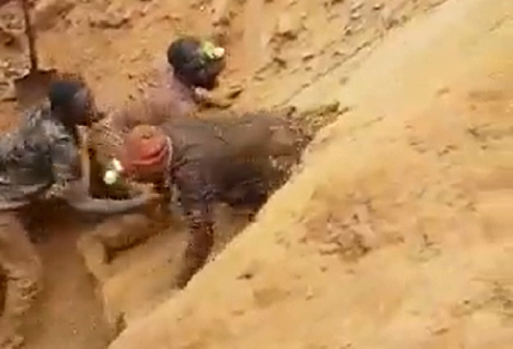 Momentul în care nouă mineri blocaţi în subteran, după o alunecare de teren, reușesc să iasă din pământ | VIDEO