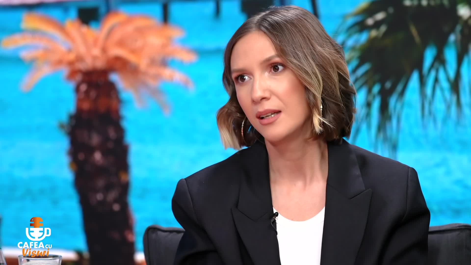 Adela Popescu: “N-am avut nimic ieșit din comun, dar am avut multă încredere în mine. Mamei îi lăcrima ochișorul când cântam”