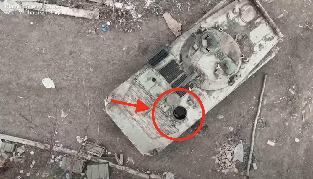 VIDEO. Momentul în care o dronă se apropie încet de un tanc rusesc și aruncă o bombă exact în trapa deschisă