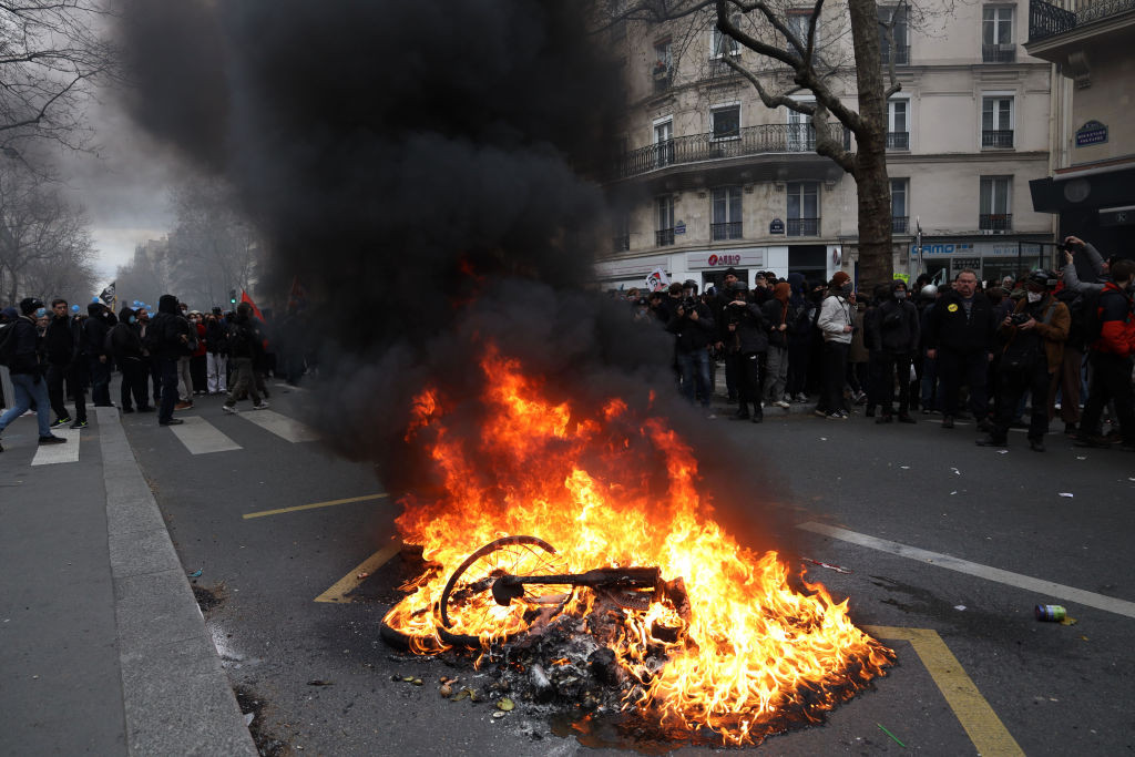 Franța, zguduită de noi proteste violente împotriva creșterii vârstei de pensionare