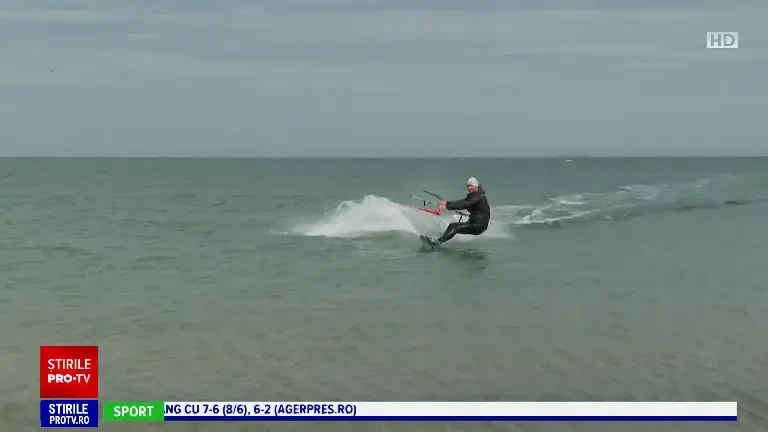 Pasionații de sporturi nautice au luat cu asalt plaja din Constanța. Cum s-au distrat pe marea agitată