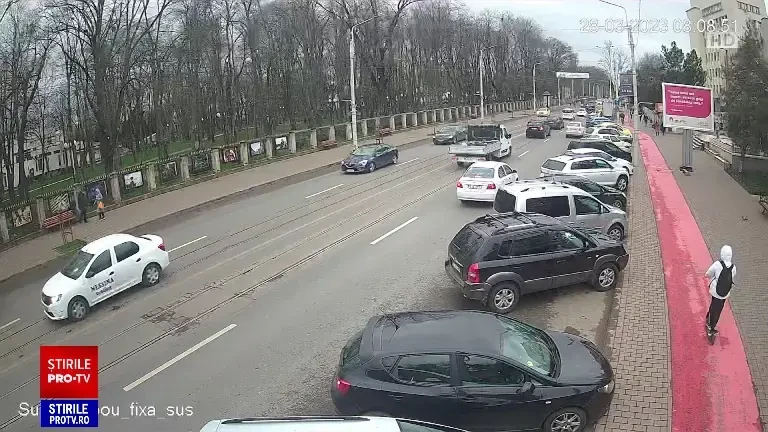 Vântul a făcut ravagii în toată țara. O femeie a fost lovită de un banner publicitar, acoperișuri distruse și mașini avariate