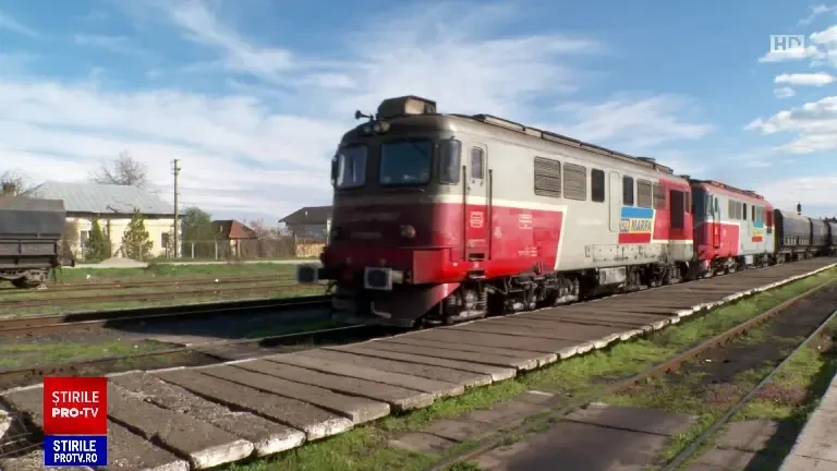 Vagonul unui marfar s-a dezmembrat în mers, în Vâlcea. Piesa căzută pe șine a provocat deraierea locomotivei