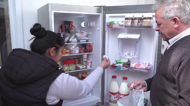 Orașul din România care are un frigider comunitar. Oamenii sunt chemați să se servească cu tot ce poftesc