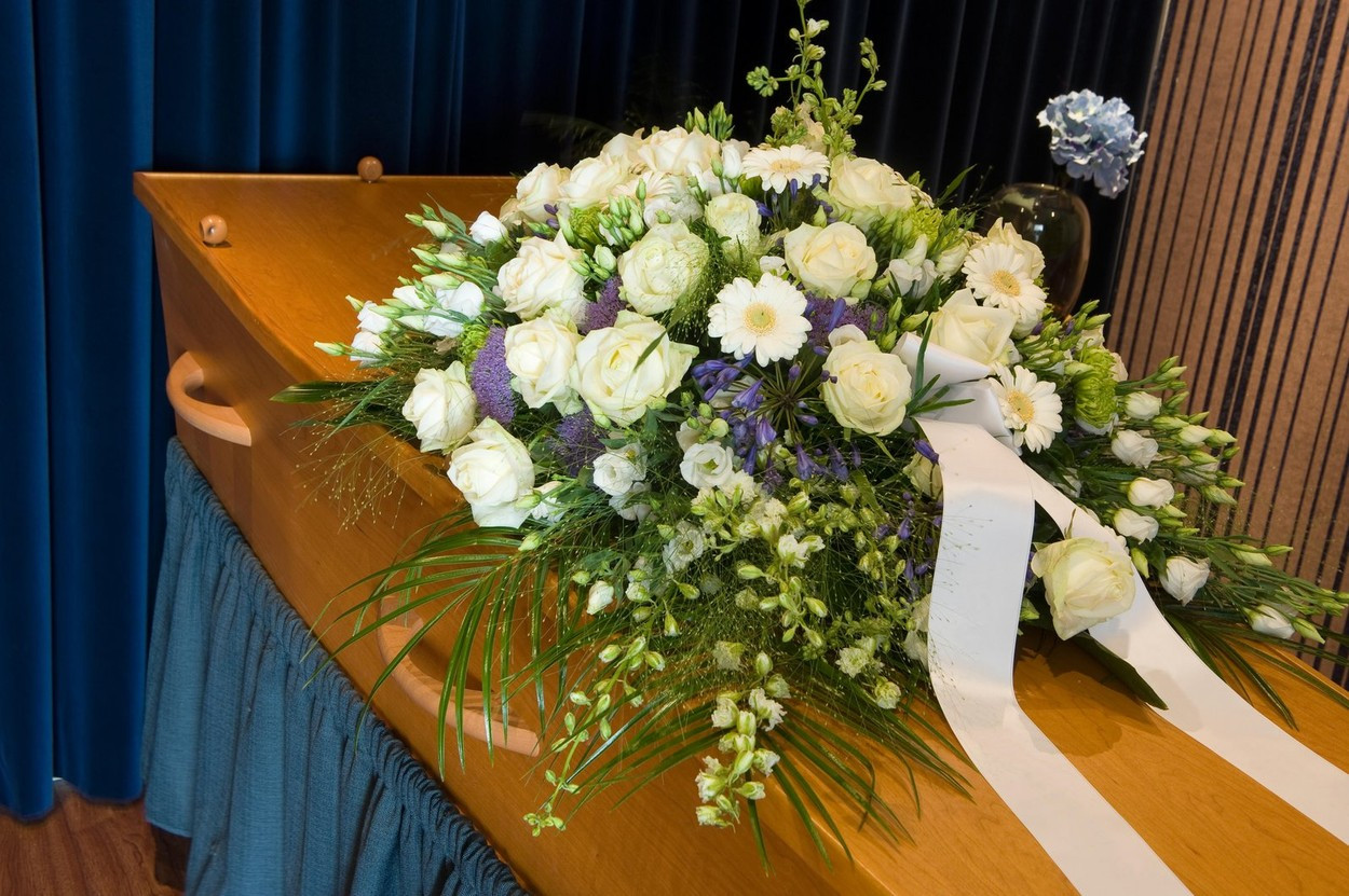 Un bărbat a ținut cadavrul mumificat al mamei sale pe canapea timp de 13 ani. Trupul femeii a fost găsit în "stare perfectă"