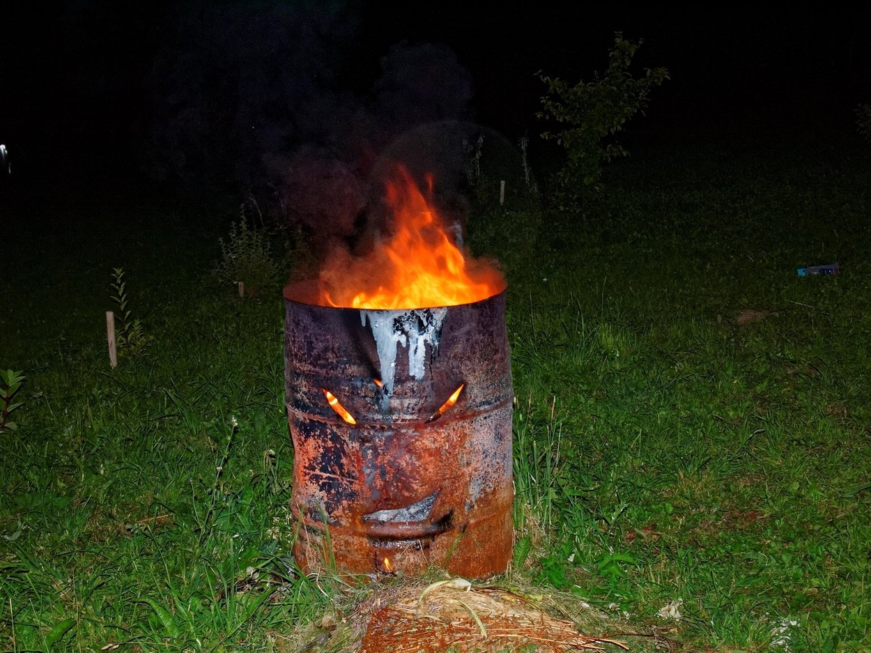 O tănără de 21 de ani a fost incendiată de iubitul ei, care se credea vrăjitor. Trupul fetei, găsit într-un butoi în flăcări