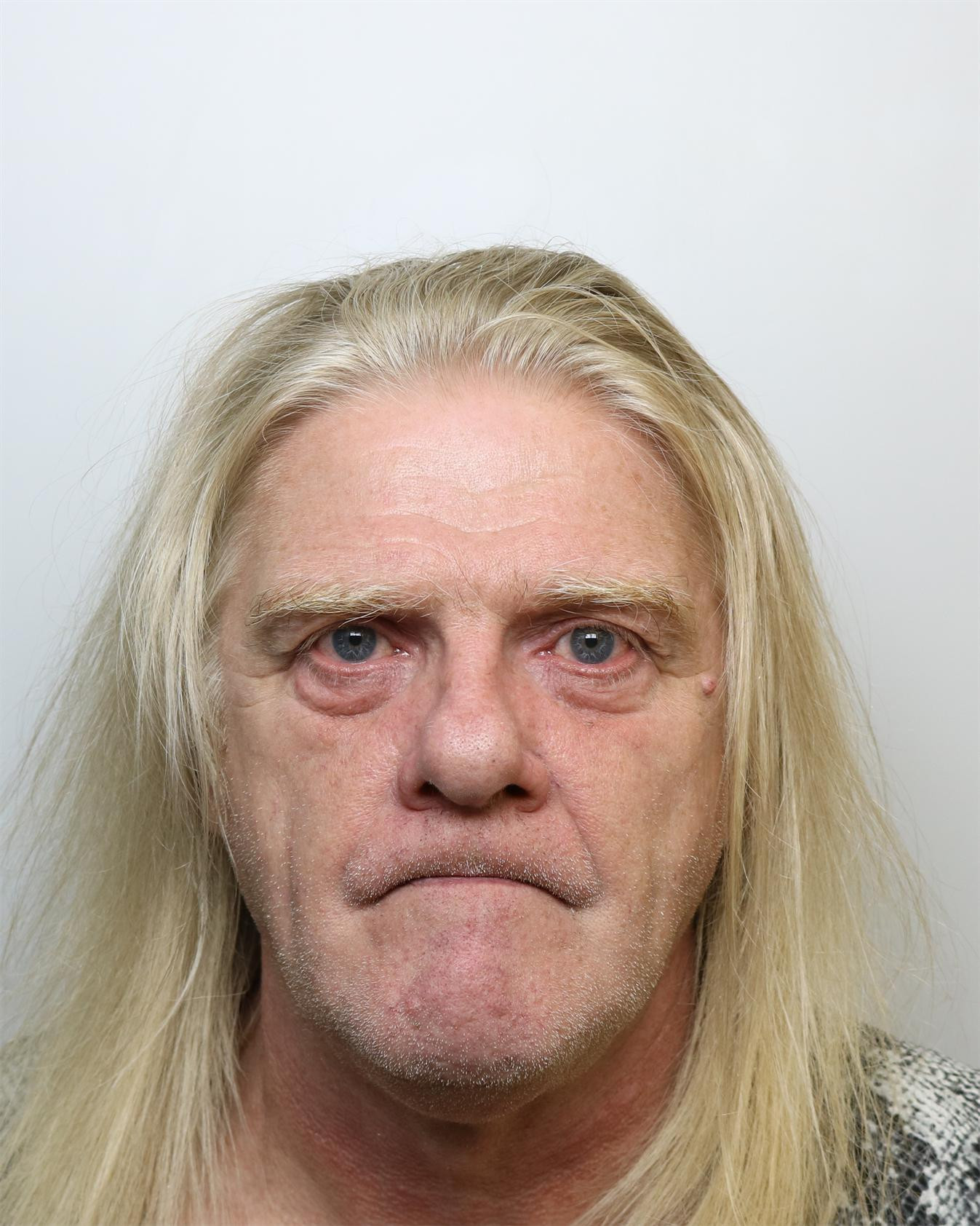 Și-a înjunghiat iubita și a legat-o pentru PIN-ul de la card. O femeie transgender a fost trimisă la o închisoare de bărbați